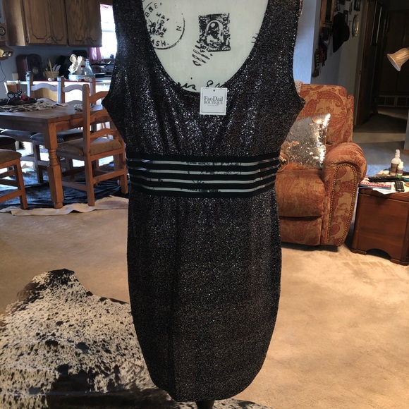 🤩Silver Sparkle Bodycon Dress w/ Peek-a-Boo Waist - Picture 4 of 6